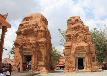 The Towers of Exile: the Story of Neang Khmau