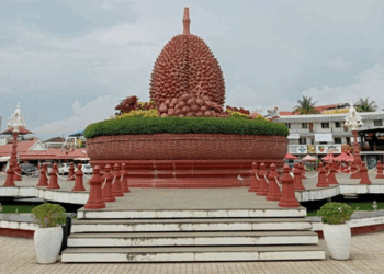 Picture of the day: Durian statue in Kampot