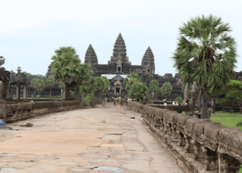 Theravada Buddhism in Cambodia: Everyday Faith in the Kingdom of Pagodas