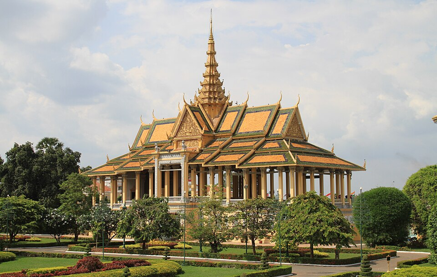 Video: Phnom Penh by Night: A Tuk Tuk Ride Past the Royal Palace