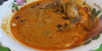 Traditional Cambodian Saraman beef curry served at Bai Sor Restaurant in Phnom Penh, featuring tender beef in a rich coconut curry with aromatic spices.
