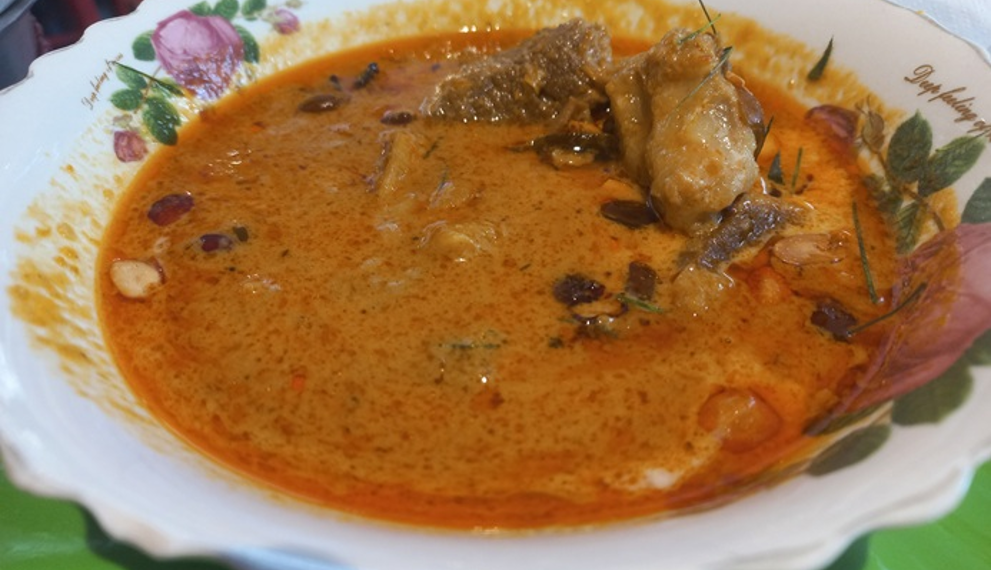 Traditional Cambodian Saraman beef curry served at Bai Sor Restaurant in Phnom Penh, featuring tender beef in a rich coconut curry with aromatic spices.