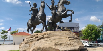 Techo Meas and Techo Yat equestrian statues at Sisowath Quay in Phnom Penh, Cambodia