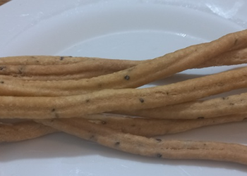 នំង្កឹះ Khmer chopstick bread arranged on a white plate