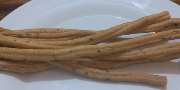 នំង្កឹះ Khmer chopstick bread arranged on a white plate