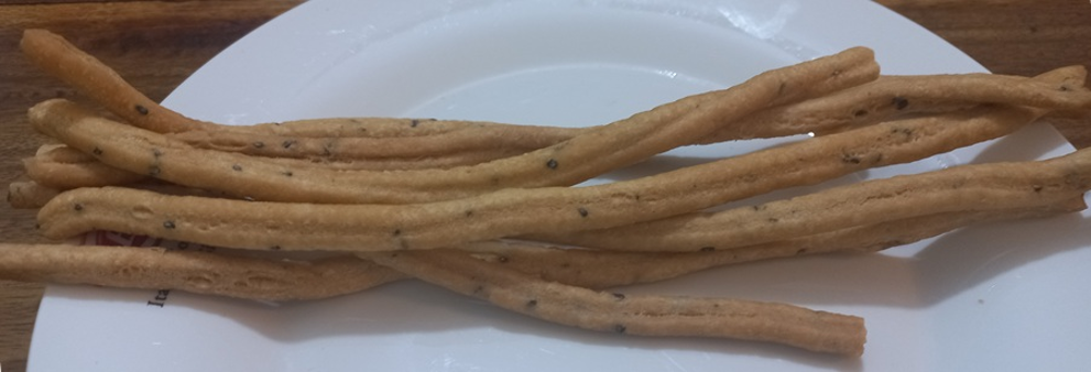 នំង្កឹះ Khmer chopstick bread arranged on a white plate
